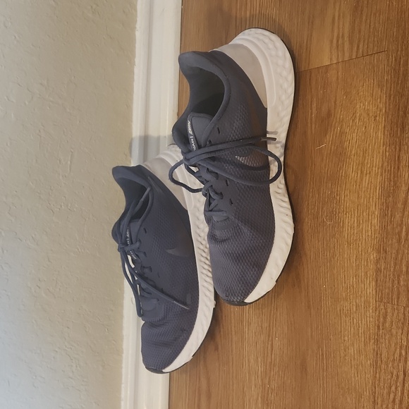 Nike 10 revolution running shoes - Picture 5 of 12